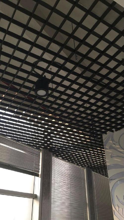 黑色鋁扣板-黑色U型鋁方通裝飾建筑內部天花