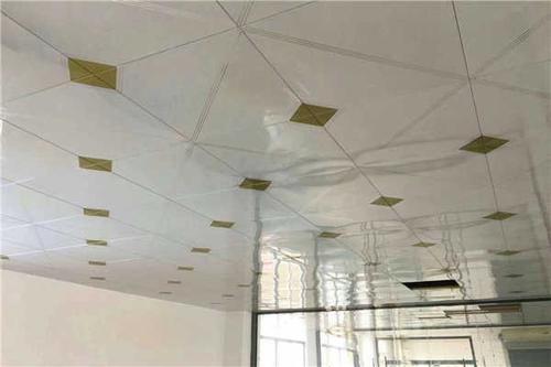 哪家鋁扣板吊頂廠家比較好-佛山鋁天花廠家講鋁扣板和鋁格柵吊頂那個比較好